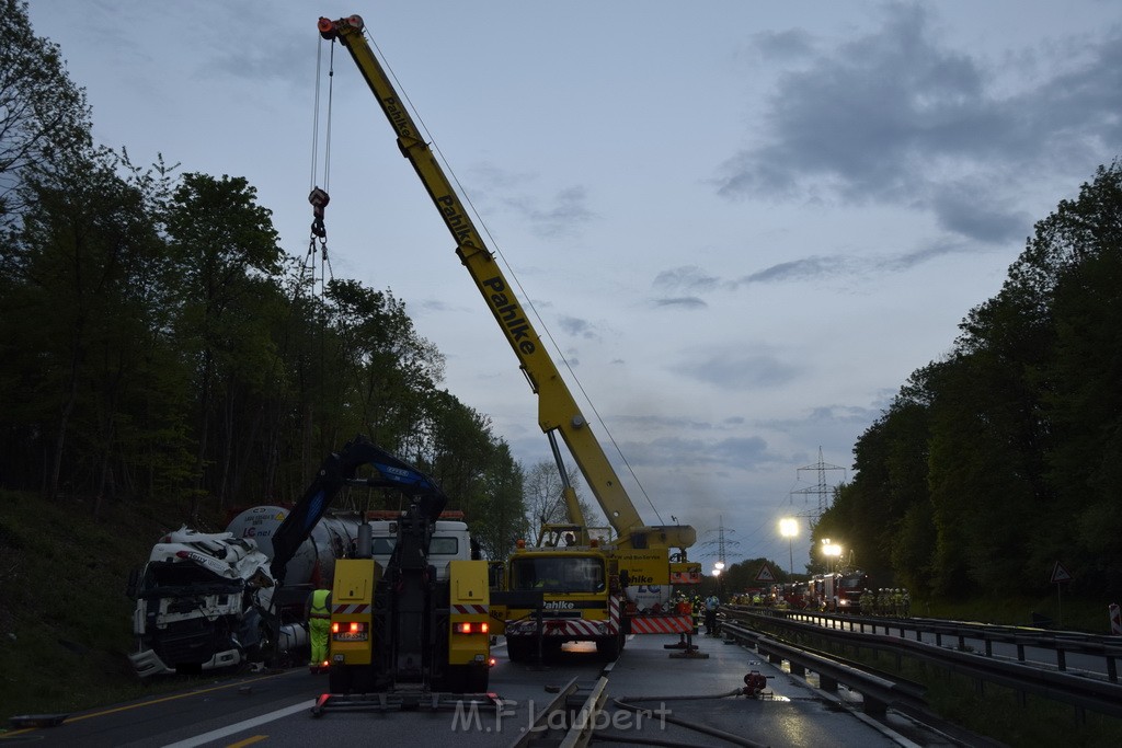 VU Gefahrgut LKW umgestuerzt A 4 Rich Koeln Hoehe AS Gummersbach P520.JPG - Miklos Laubert